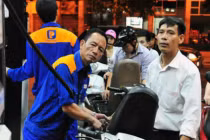 Xăng bất ngờ tăng 500 đồng/lít