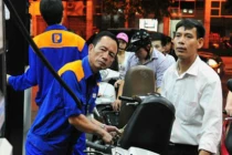 Xăng bất ngờ tăng 500 đồng/lít