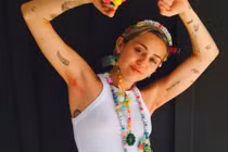Miley Cyrus đua đòi mốt nhuộm lông nách hồng