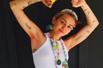 Miley Cyrus đua đòi mốt nhuộm lông nách hồng
