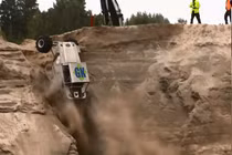 Xem xế độ siêu khủng leo vách núi dựng đứng ngoạn mục