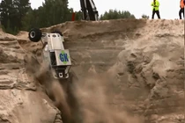 Xem xế độ siêu khủng leo vách núi dựng đứng ngoạn mục