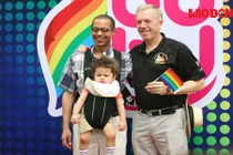 Đại sứ Mỹ công khai giới tính thật trong ngày hội Bu Bu