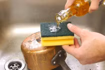 Mẹo đánh bay mọi vết bẩn cứng đầu ở xoong nồi