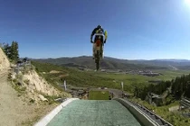 Kỷ lục không tưởng với màn môtô bay ở đường trượt tuyết