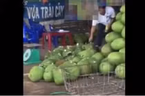 Clip người đàn ông đổ chất lạ vào quả mít đem bán