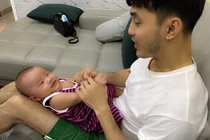Những khoảnh khắc chăm con cực khéo của Ưng Hoàng Phúc