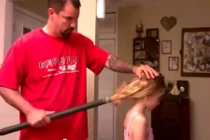 Bố buộc tóc cho con gái nhanh đến khó tin