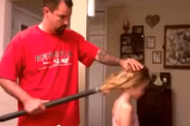 Bố buộc tóc cho con gái nhanh đến khó tin