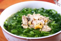 Cách nấu canh cải chả cá rô giải cảm, chữa đau nhức