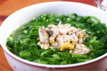 Cách nấu canh cải chả cá rô giải cảm, chữa đau nhức