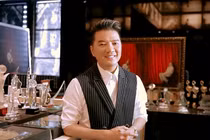 Bất ngờ trước tài nói tiếng Anh trôi chảy của Đàm Vĩnh Hưng