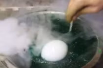 Điều kỳ diệu xảy ra khi cho đá khô vào chất lỏng