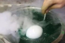 Điều kỳ diệu xảy ra khi cho đá khô vào chất lỏng