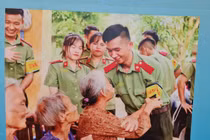 Người dân Hà Nội xúc động khi xem triển lãm “Đền ơn đáp nghĩa“