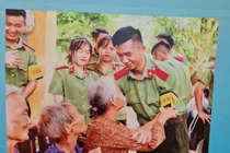 Người dân Hà Nội xúc động khi xem triển lãm “Đền ơn đáp nghĩa“