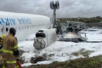 Máy bay chở hơn 30 người lật ngửa sau khi hạ cánh