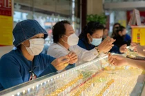 Giá vàng hôm nay 7/8: Sau cú vọt lên đỉnh, cuối tuần vàng lại mất giá