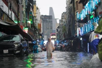 Mưa lớn, nhiều tuyến đường ở TP.HCM ngập sâu 'chưa từng có'