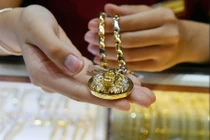 Giá vàng hôm nay 27/9: Vàng xuống đáy, chuyên gia khuyên cất giữ