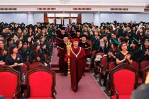 Hiệu trưởng Đại học Kinh tế cầm quyền trượng: Chỉ cần cảnh báo... lại châm chích quá lời! 