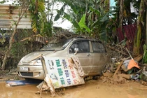 Dòng nước khủng khiếp xô đổ tường, cuốn trôi ô tô ở Đà Nẵng