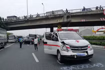 Xe cứu thương chở người bệnh bị tai nạn trên cao tốc Pháp Vân - Cầu Giẽ