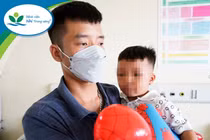 Cháu bé bị nhốt vào tủ cấp đông được xuất viện