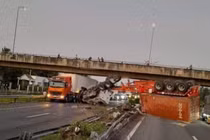 Xe đầu kéo lật ngang trên cao tốc TP HCM - Trung Lương