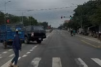 Xe biển xanh liều lĩnh vượt đèn đỏ tại nút giao thông nguy hiểm