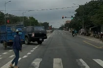 Xe biển xanh liều lĩnh vượt đèn đỏ tại nút giao thông nguy hiểm