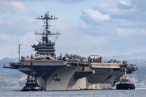 Tàu sân bay Mỹ va chạm tàu hàng trên Địa Trung Hải