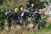 Bộ đội Việt Nam đưa thi thể nạn nhân Myanmar ra khỏi tòa nhà bị sập