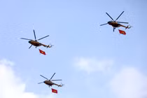 Trực thăng huấn luyện kéo cờ Đảng, cờ Tổ quốc trên bầu trời TP.HCM