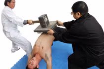 Nam thanh niên khổ luyện nội công, đóng bàn đinh trên bụng