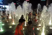 Thú vị màn "tắm tiên" trên phố đi bộ Nguyễn Huệ