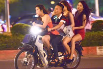 Quái xế kẹp 5 - 6 chân dài “thiếu vải” lạng lách giữa thủ đô