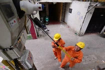 Ảnh công nhân EVN dùng gậy tự sướng ghi số điện
