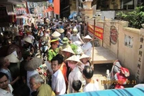 Sư Phượng đòi ô tô, cả làng nổi giận chắn đường