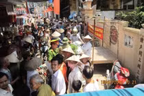 Sư Phượng đòi ô tô, cả làng nổi giận chắn đường