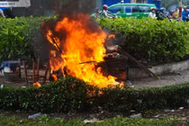 Uống rượu về, bị cằn nhằn, chồng đổ xăng “thiêu sống” vợ