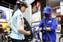 Giá xăng tăng 700 đồng/lít, vượt mốc 16.000 đồng