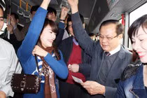 Quan chức vi hành: Đâu là thực tâm, đâu là mị dân?