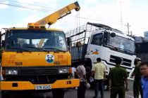 Toàn cảnh tai nạn khiến 2 cô gái dính chặt dưới bánh xe tải