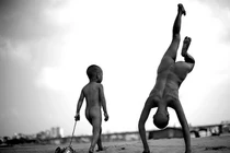 Hai mẹ con ở trần ven sông Hồng giờ ra sao?