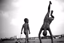 Hai mẹ con ở trần ven sông Hồng giờ ra sao?