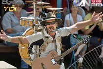 Người đàn ông chơi cùng lúc 9 nhạc cụ trên vai