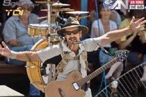 Người đàn ông chơi cùng lúc 9 nhạc cụ trên vai