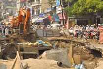 Bỗng dưng xuất hiện hố tử thần “khủng” trên phố Hà Nội