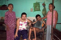 Đau xé lòng cảnh mẹ nuôi hai con bị bệnh hiểm nghèo